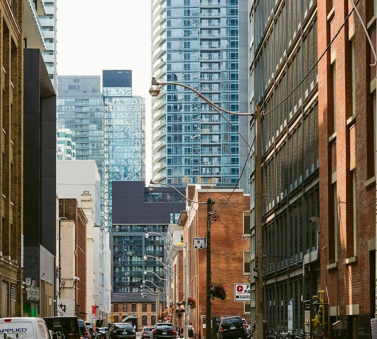 Quickstay - Sunlit Luxury Loft On King West Toronto 3*,